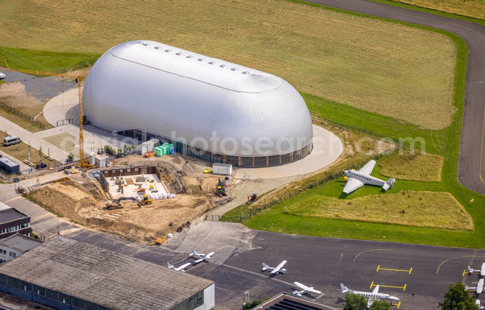 Aerial photograph Mülheim an der Ruhr - runway with taxiway area of the airfield with airship hangars of WDL Luftschiff GmbH in Muelheim an der Ruhr in the federal state of North Rhine-Westphalia