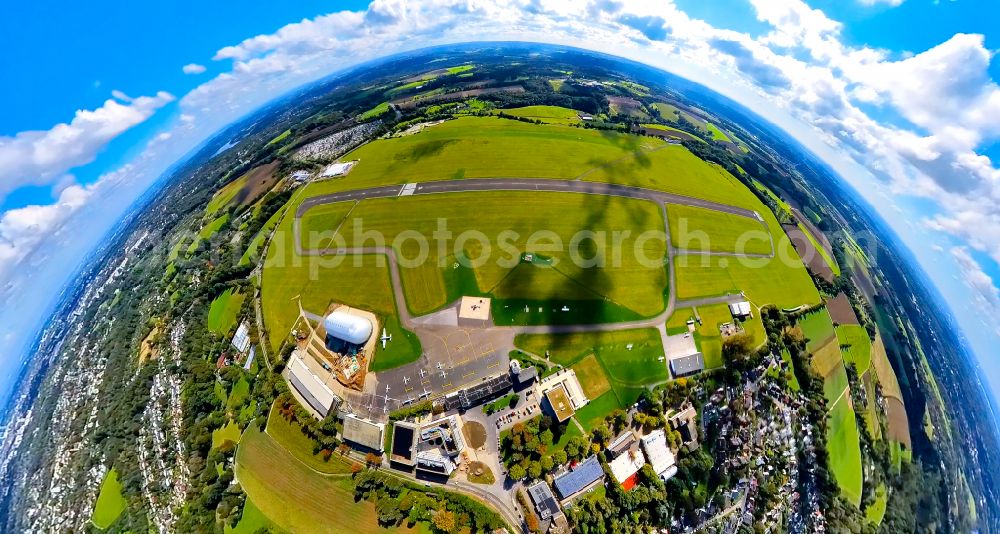 Aerial image Mülheim an der Ruhr - Runway with tarmac terrain of airfield mit Luftschiffhallen der WDL Luftschiff GmbH in Muelheim on the Ruhr in the state North Rhine-Westphalia