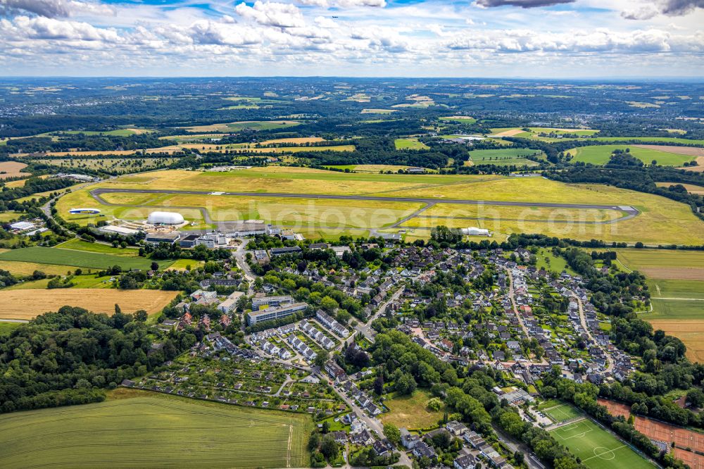 Mülheim an der Ruhr from the bird's eye view: Runway with taxiway area of the airfield with airship hangars of WDL Luftschiff GmbH in Muelheim an der Ruhr in the federal state of North Rhine-Westphalia