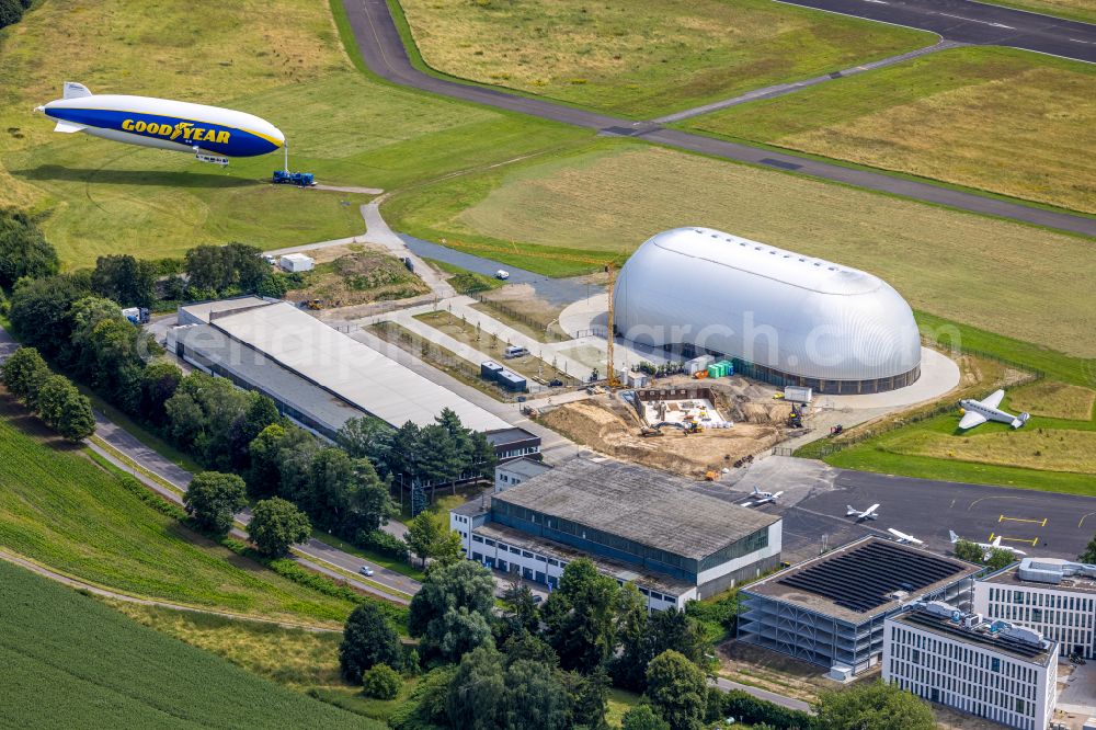 Aerial image Mülheim an der Ruhr - Runway with taxiway area of the airfield with airship hangars of WDL Luftschiff GmbH in Muelheim an der Ruhr in the federal state of North Rhine-Westphalia