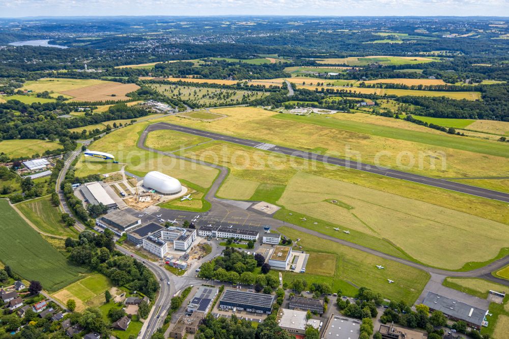 Aerial photograph Mülheim an der Ruhr - Runway with taxiway area of the airfield with airship hangars of WDL Luftschiff GmbH in Muelheim an der Ruhr in the federal state of North Rhine-Westphalia