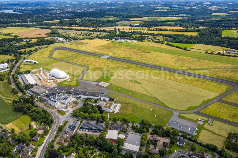 Mülheim an der Ruhr from above - Runway with taxiway area of the airfield with airship hangars of WDL Luftschiff GmbH in Muelheim an der Ruhr in the federal state of North Rhine-Westphalia