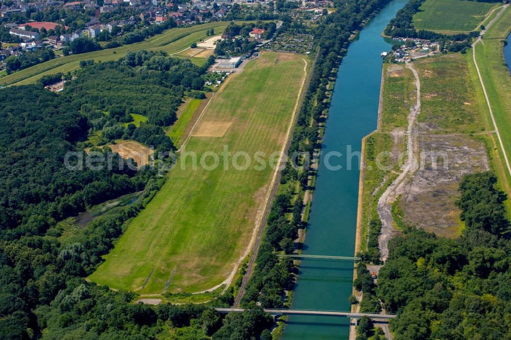 Dorsten from above - Runway with tarmac terrain of airfield Luftsportverein Dorsten e.V. Im Ovelguenne in Dorsten in the state North Rhine-Westphalia