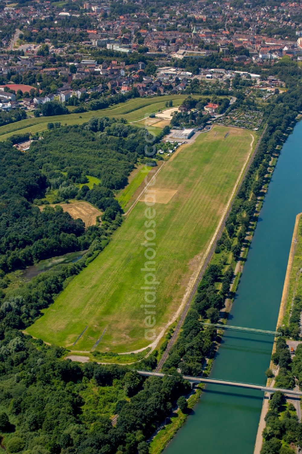 Dorsten from the bird's eye view: Runway with tarmac terrain of airfield Luftsportverein Dorsten e.V. Im Ovelguenne in Dorsten in the state North Rhine-Westphalia