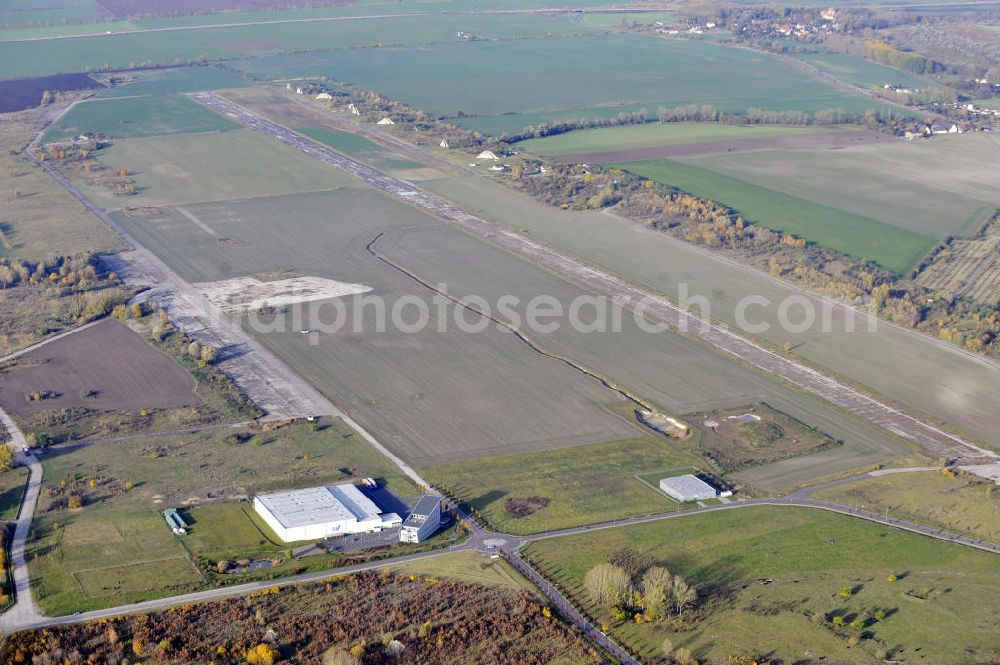 Aerial photograph Merseburg - Blick auf den ehemaligen Militärflughafen in Merseburg, der 1925 in Betrieb genommen wurde und heute zivil genutzt wird. Auf dem Freigelände vor dem Flugzeughangar befindet sich die luftfahrthistorische Sammlung, bestehend aus DDR-Interflug Maschinen. Darunter befindet sich eine Iljuschin IL 62 (DM-SEC), eine Tupolev TU-134 (Kennzeichen DDR SCZ), eine MIG-21 (828) sowie eine Iljuschin IL-14 der polnischen Luftwaffe. View to the former military airport in Merseburg, wich was opened in 1925.