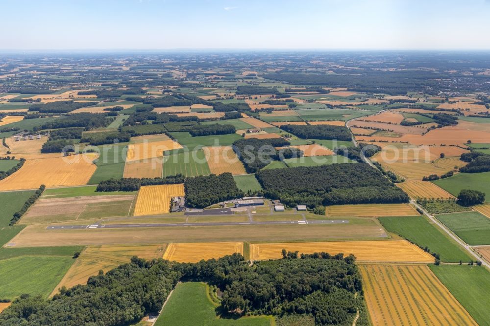 Aerial photograph Telgte - Runway with tarmac terrain of airfield Muenster-Telgte in Telgte in the state North Rhine-Westphalia, Germany