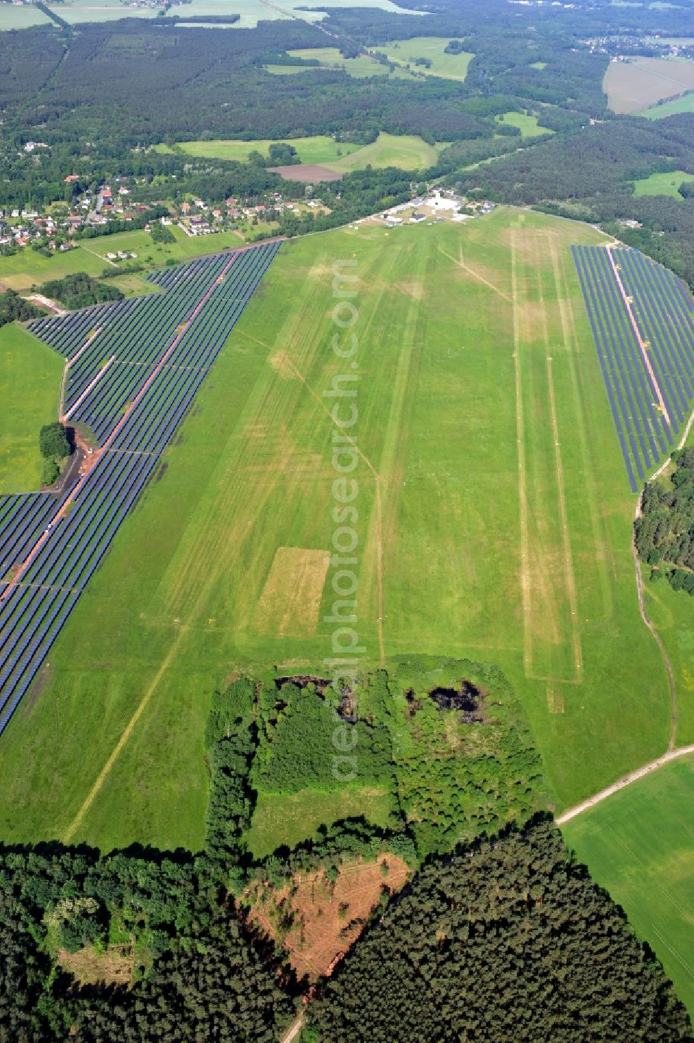 Aerial photograph Neuhausen - Runway with tarmac terrain of airfield in Neuhausen in the state Brandenburg, Germany