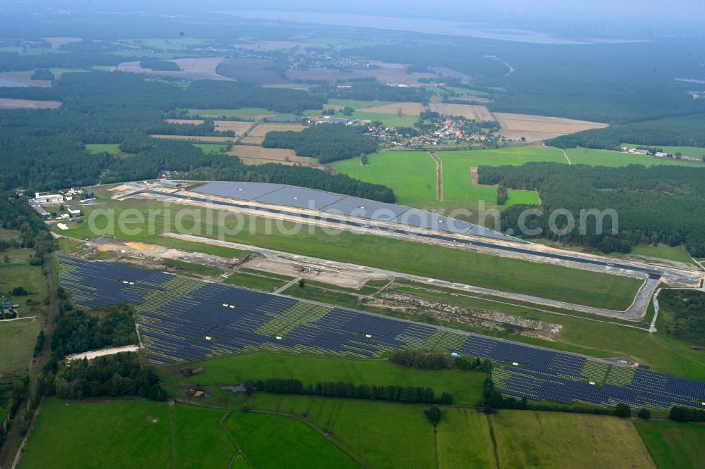 Aerial image Neuhausen - Runway with tarmac terrain of airfield Flugplatzgesellschaft Cottbus/Neuhausen mbH on place Am Flugplatz in Neuhausen in the state Brandenburg, Germany