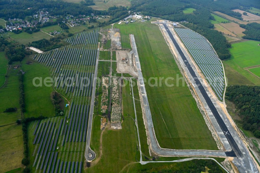 Aerial photograph Neuhausen - Runway with tarmac terrain of airfield Flugplatzgesellschaft Cottbus/Neuhausen mbH on place Am Flugplatz in Neuhausen in the state Brandenburg, Germany