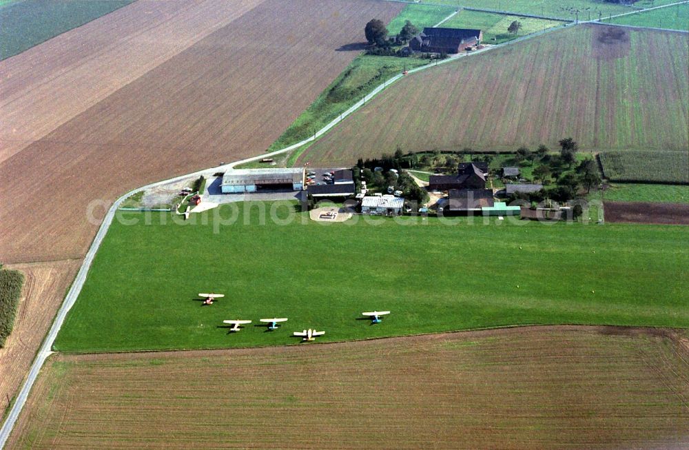 Aerial photograph Kamp-Lintfort - Runway with tarmac terrain of airfield in the district Alpsray in Kamp-Lintfort in the state North Rhine-Westphalia