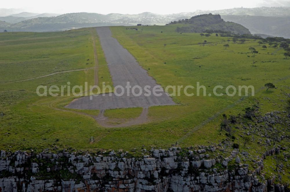 Port St. Johns from above - Die Start- und Landebahn des Flughafens Port St. Johns auf dem Gipfel der nahegelegenen Sandsteinberge. The runway of the airport Port St. Johns on the summit of the nearby sandstone hills.