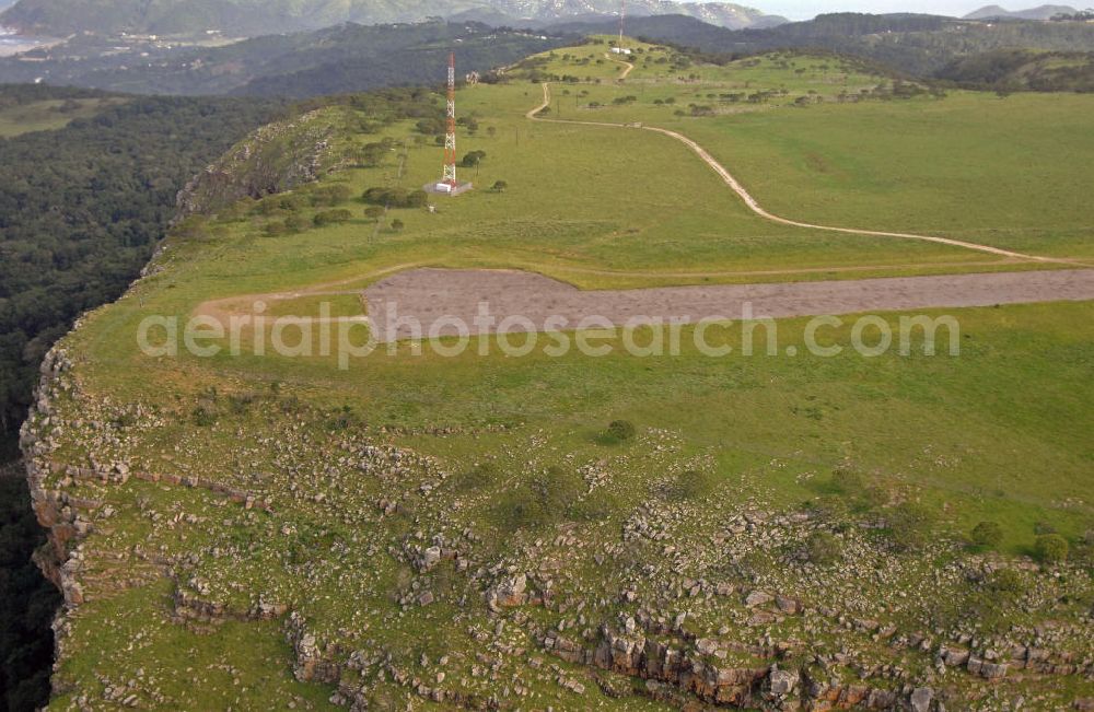 Aerial photograph Port St. Johns - Die Start- und Landebahn des Flughafens Port St. Johns auf dem Gipfel der nahegelegenen Sandsteinberge. The runway of the airport Port St. Johns on the summit of the nearby sandstone hills.