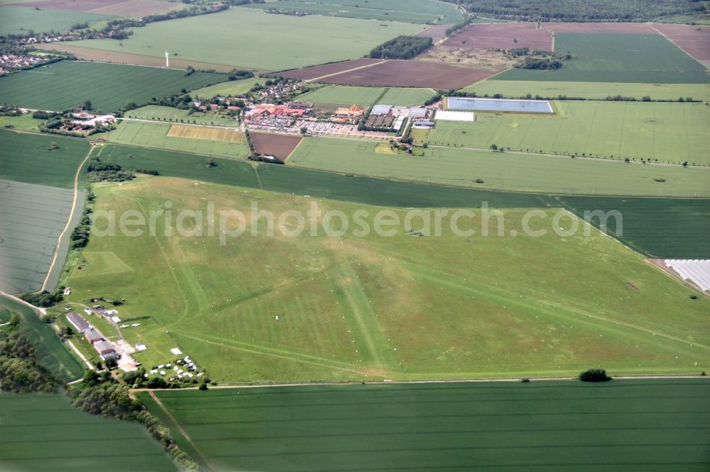 Aerial photograph Mönchhagen - Runway with tarmac terrain of airfield Purkshof in Moenchhagen in the state Mecklenburg - Western Pomerania, Germany