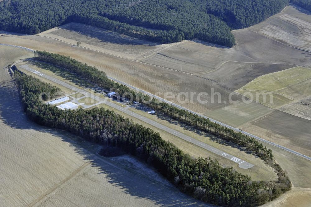 Aerial photograph Oberhub - Blick auf den Flugplatz Regensburg-Oberhub, er wird von Motorfluggruppe Regensburg e. V. betrieben. View of the airfield Regensburg-Oberhub, it is operated by Motorfluggruppe Regensburg e. V..