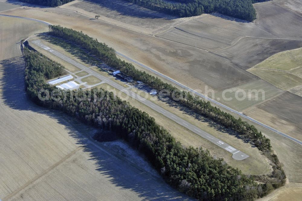 Oberhub from the bird's eye view: Blick auf den Flugplatz Regensburg-Oberhub, er wird von Motorfluggruppe Regensburg e. V. betrieben. View of the airfield Regensburg-Oberhub, it is operated by Motorfluggruppe Regensburg e. V..