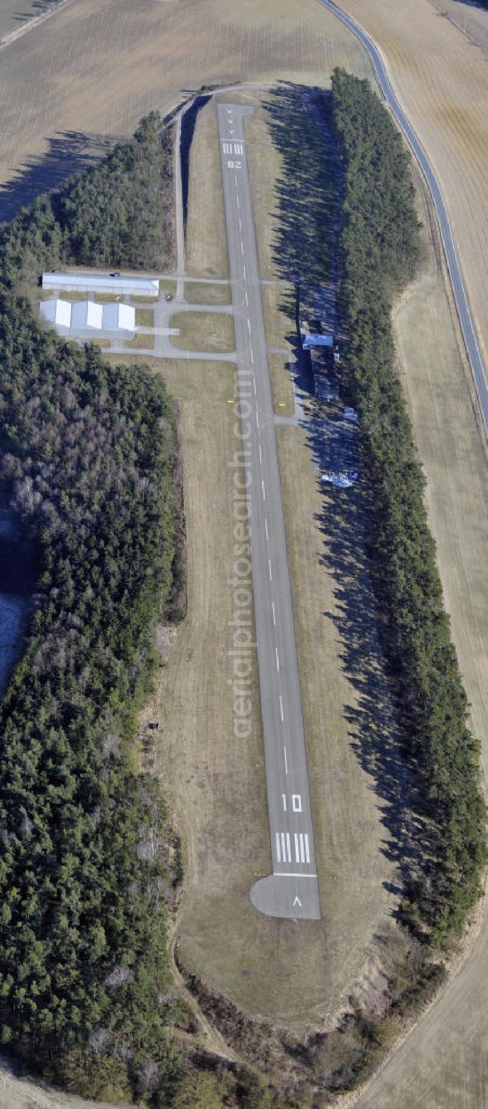 Aerial image Oberhub - Blick auf den Flugplatz Regensburg-Oberhub, er wird von Motorfluggruppe Regensburg e. V. betrieben. View of the airfield Regensburg-Oberhub, it is operated by Motorfluggruppe Regensburg e. V..