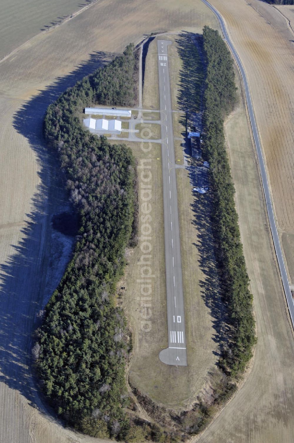 Aerial photograph Oberhub - Blick auf den Flugplatz Regensburg-Oberhub, er wird von Motorfluggruppe Regensburg e. V. betrieben. View of the airfield Regensburg-Oberhub, it is operated by Motorfluggruppe Regensburg e. V..