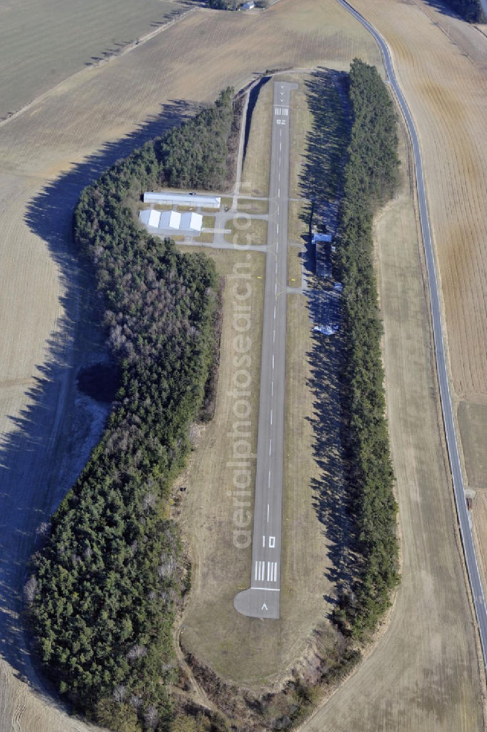 Oberhub from above - Blick auf den Flugplatz Regensburg-Oberhub, er wird von Motorfluggruppe Regensburg e. V. betrieben. View of the airfield Regensburg-Oberhub, it is operated by Motorfluggruppe Regensburg e. V..