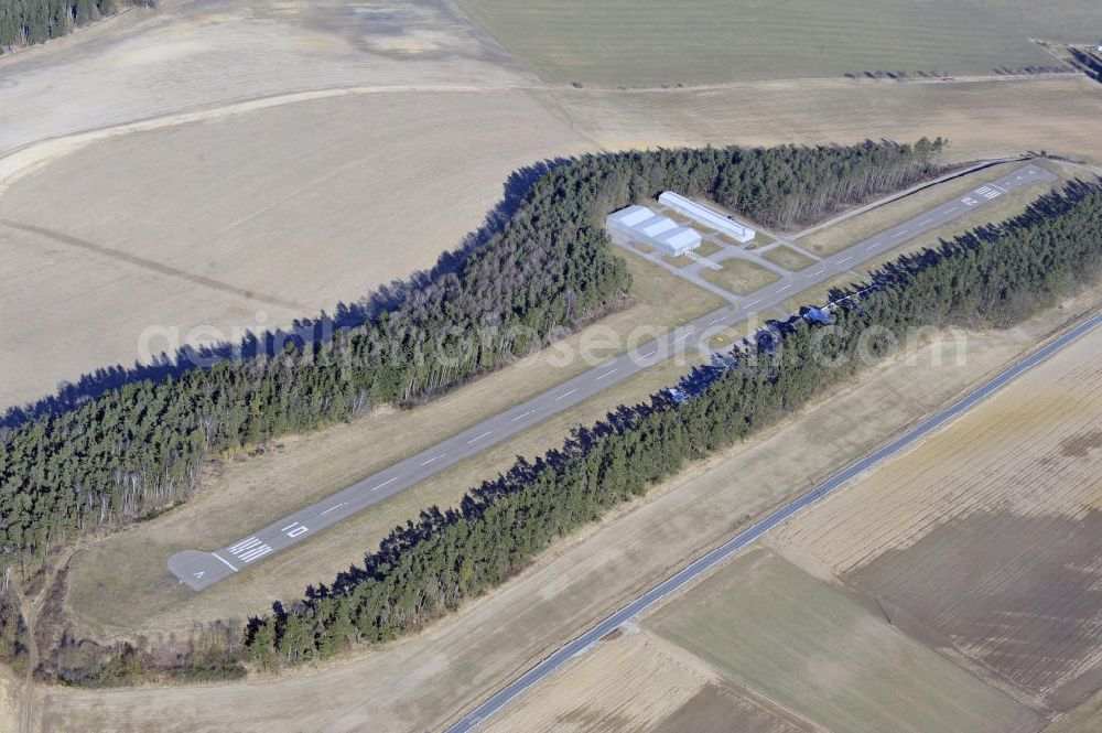 Oberhub from the bird's eye view: Blick auf den Flugplatz Regensburg-Oberhub, er wird von Motorfluggruppe Regensburg e. V. betrieben. View of the airfield Regensburg-Oberhub, it is operated by Motorfluggruppe Regensburg e. V..