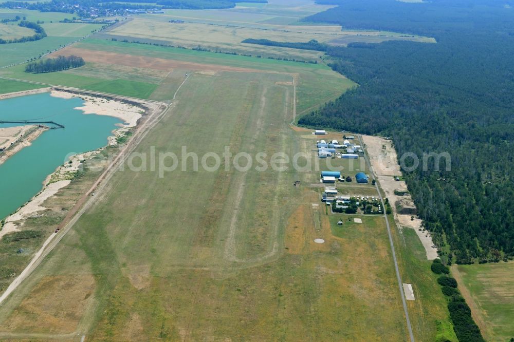 Roitzschjora from above - Runway with tarmac terrain of airfield Verkehrslandeplatz Roitzschjora on Flugplatzstrasse in Roitzschjora in the state Saxony, Germany