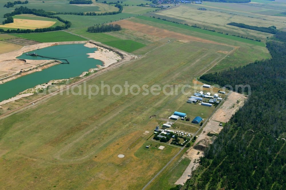 Roitzschjora from the bird's eye view: Runway with tarmac terrain of airfield Verkehrslandeplatz Roitzschjora on Flugplatzstrasse in Roitzschjora in the state Saxony, Germany