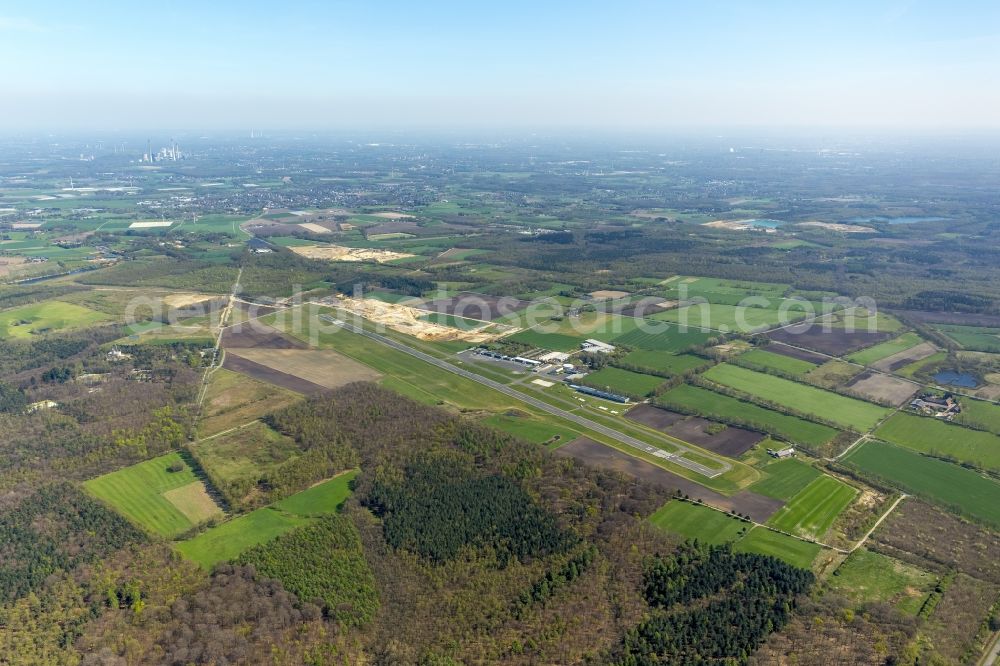 Hünxe from above - Runway with tarmac terrain of airfield SchwarzeHeide in Huenxe in the state North Rhine-Westphalia