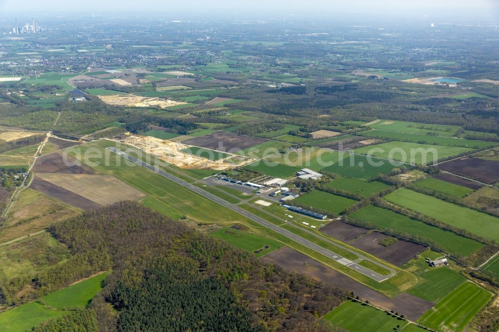 Hünxe from the bird's eye view: Runway with tarmac terrain of airfield SchwarzeHeide in Huenxe in the state North Rhine-Westphalia