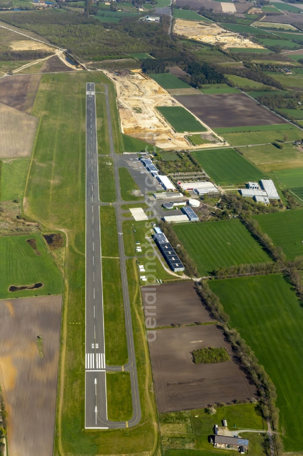 Aerial image Hünxe - Runway with tarmac terrain of airfield SchwarzeHeide in Huenxe in the state North Rhine-Westphalia