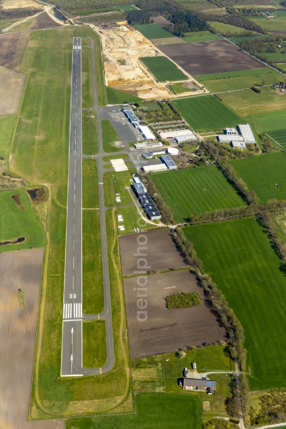 Aerial photograph Hünxe - Runway with tarmac terrain of airfield SchwarzeHeide in Huenxe in the state North Rhine-Westphalia