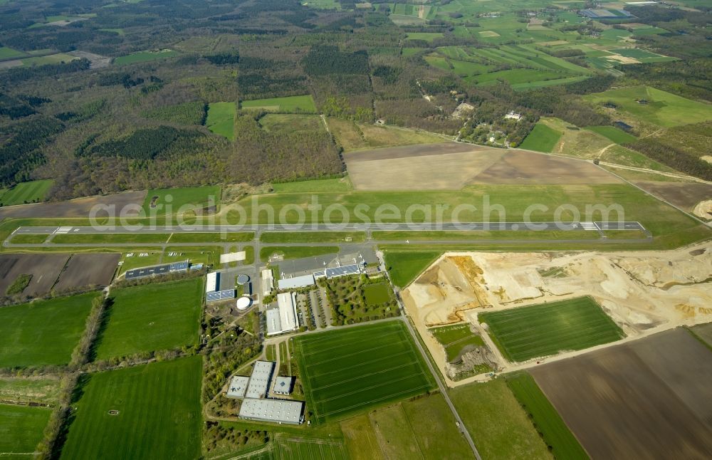 Aerial photograph Hünxe - Runway with tarmac terrain of airfield SchwarzeHeide in Huenxe in the state North Rhine-Westphalia