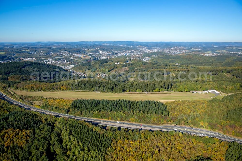 Aerial photograph Siegen - Runway with tarmac terrain of airfield Siegen-Eisernhardt in Siegen in the state North Rhine-Westphalia