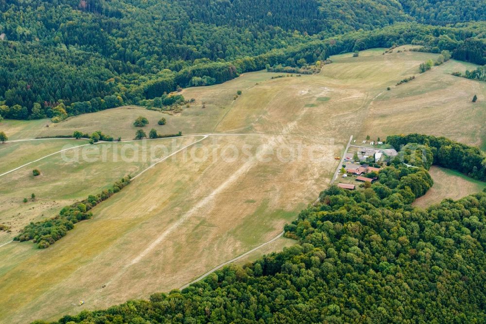 Aerial photograph Holzen - Runway with tarmac terrain of airfield Sonderlandeplatz Ithwiesen in Holzen in the state Lower Saxony, Germany