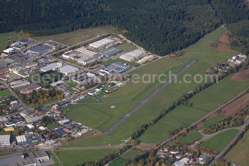 Aerial photograph Villingen-Schwenningen - Runway with tarmac terrain of airfield Schwenningen in Villingen-Schwenningen in the state Baden-Wuerttemberg, Germany