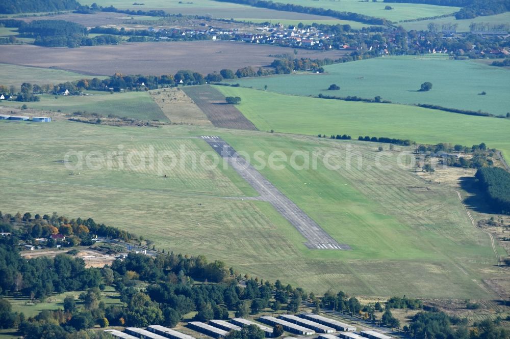 Aerial image Strausberg - Runway with tarmac terrain of airfield Strausberger Flugplatz GmbH on Flugplatzstrasse in Strausberg in the state Brandenburg, Germany