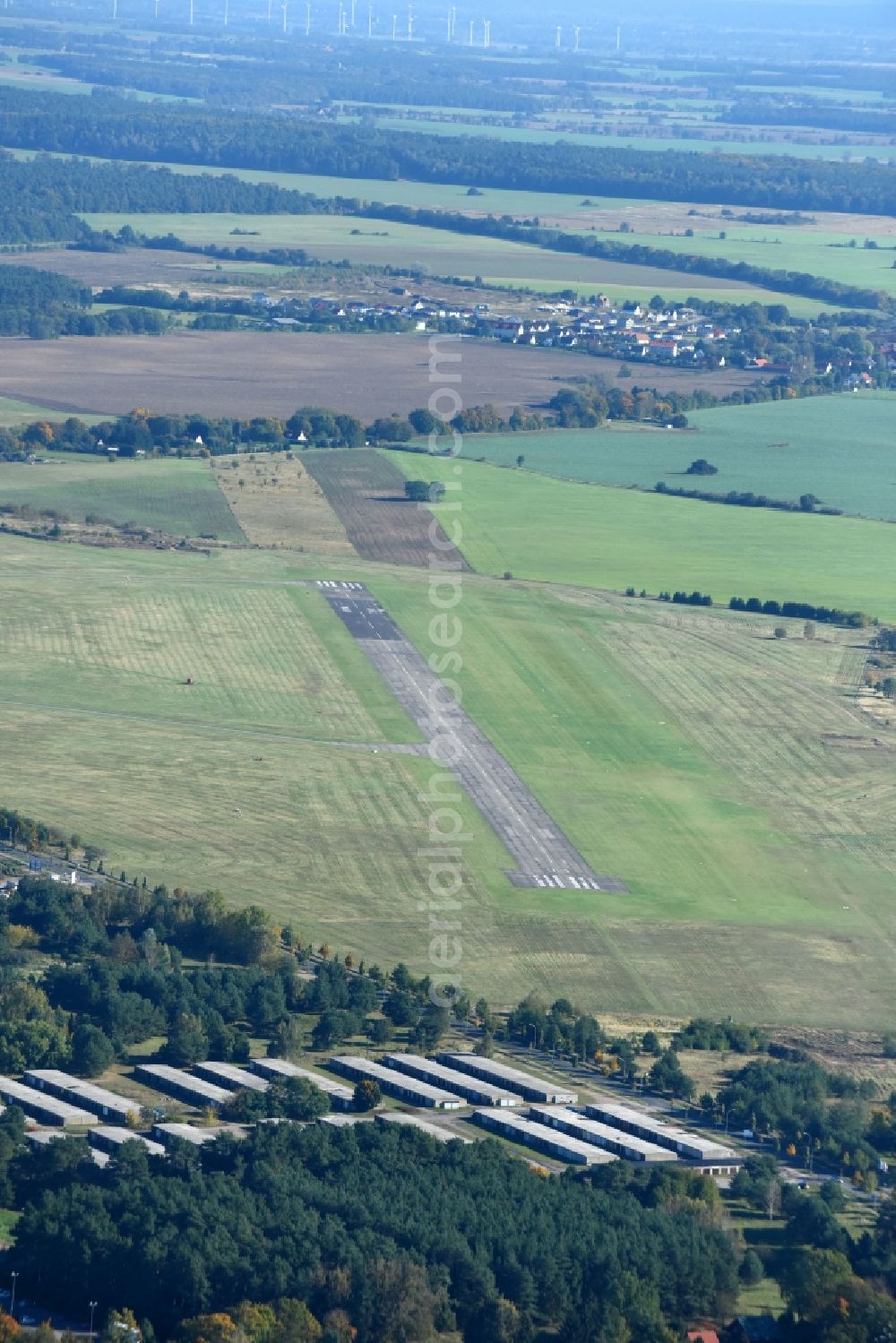 Aerial photograph Strausberg - Runway with tarmac terrain of airfield Strausberger Flugplatz GmbH on Flugplatzstrasse in Strausberg in the state Brandenburg, Germany