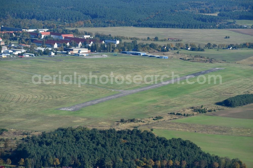 Strausberg from above - Runway with tarmac terrain of airfield Strausberger Flugplatz GmbH on Flugplatzstrasse in Strausberg in the state Brandenburg, Germany