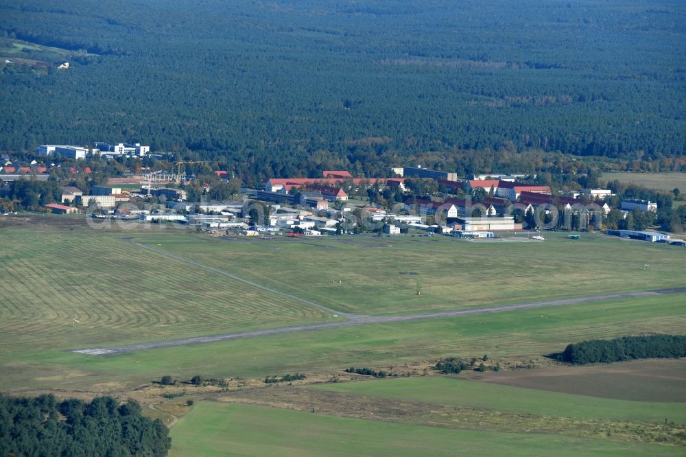 Strausberg from the bird's eye view: Runway with tarmac terrain of airfield Strausberger Flugplatz GmbH on Flugplatzstrasse in Strausberg in the state Brandenburg, Germany