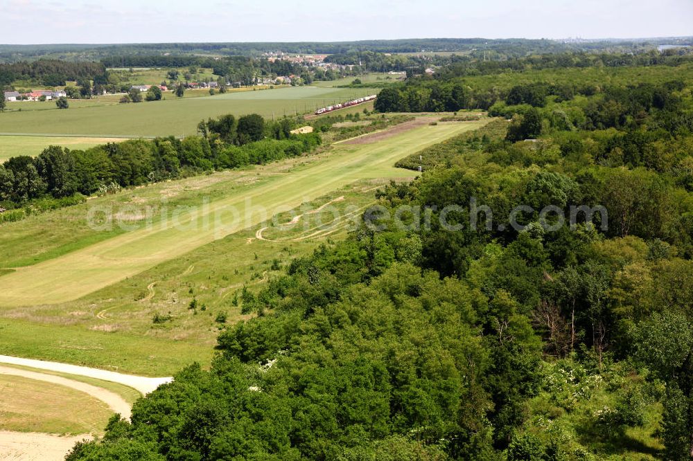 Chouzy-sur-Cisse from above - Der Flugplatz ULM neben dem Golfplatz De la Carte südwestlich von Chouzy-sur-Cisse im Loiretal im Departement Loir-et-Cher. The airfield ULM in the southwest of Chouzy-sur-Cisse in the Dpartement Loir-et-Cher.