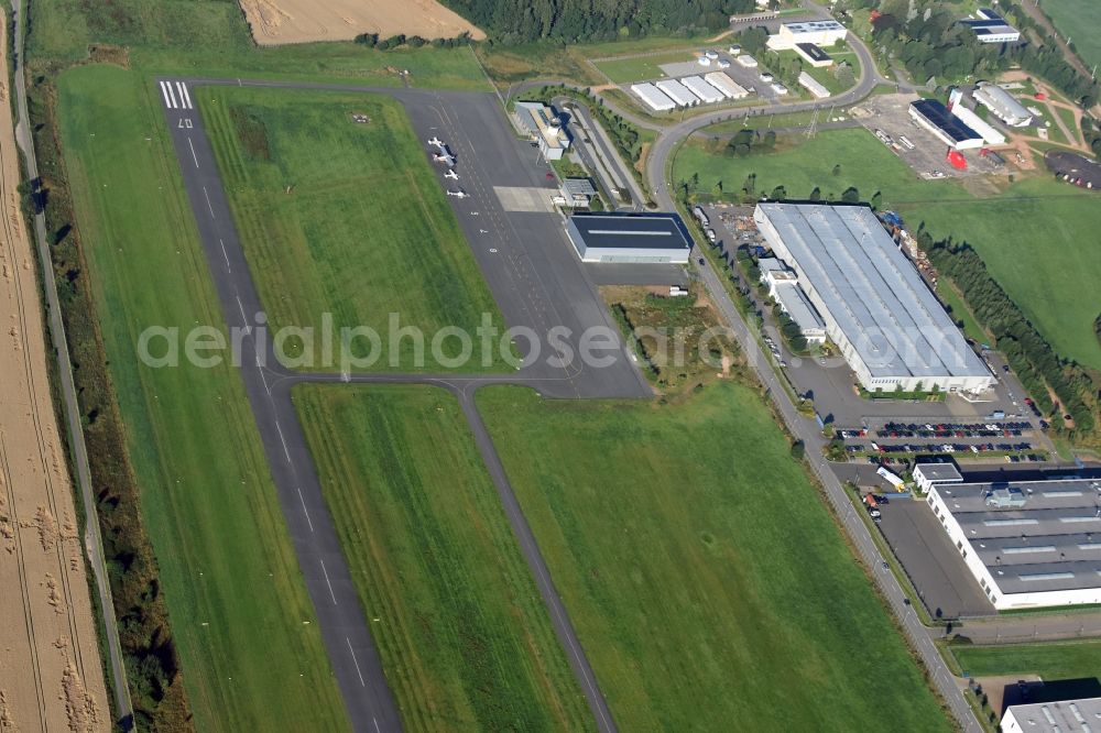 Aerial photograph Jahnsdorf Erzgebirge - Runway with tarmac terrain of airfield Verkehrslandeplatz Chemnitz/ Jahnsdorf GmbH on Wilhermsdorfer Strasse in Jahnsdorf Erzgebirge in the state Saxony