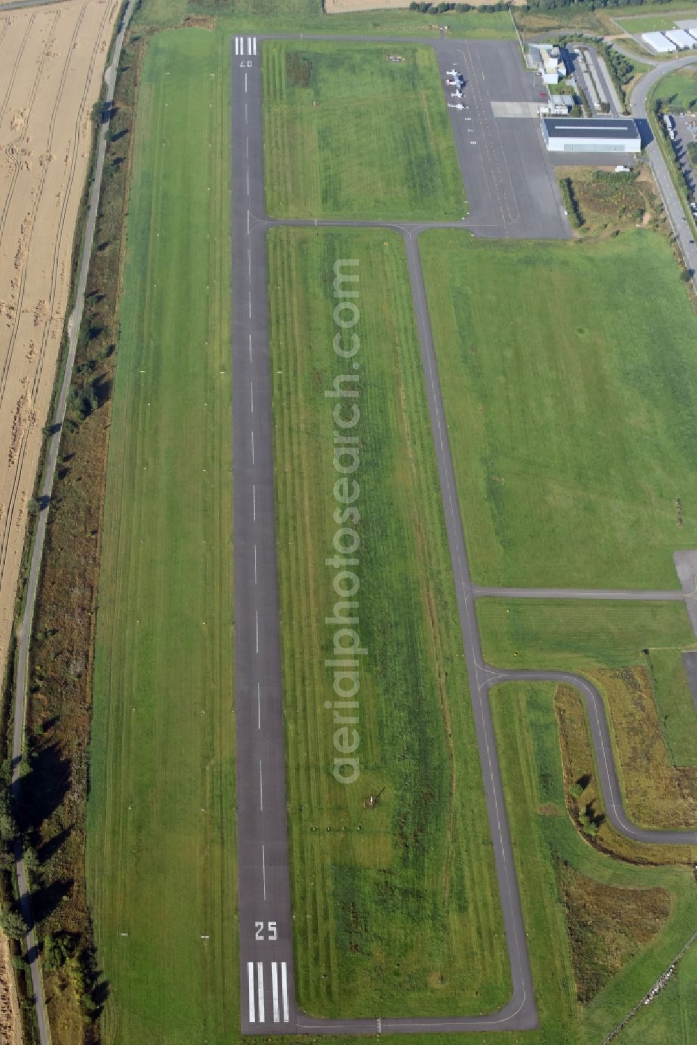 Jahnsdorf Erzgebirge from the bird's eye view: Runway with tarmac terrain of airfield Verkehrslandeplatz Chemnitz/ Jahnsdorf GmbH on Wilhermsdorfer Strasse in Jahnsdorf Erzgebirge in the state Saxony