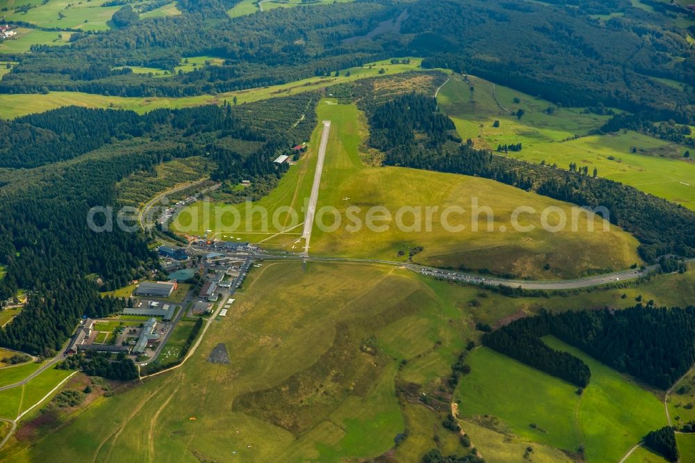 Poppenhausen (Wasserkuppe) from above - Runway with tarmac terrain of airfield Wasserkuppe in Poppenhausen (Wasserkuppe) in the state Hesse