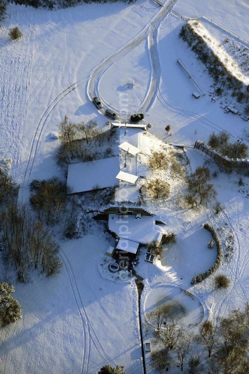 Werneuchen from above - Zivile Nutzung / Konversion der alten Shelter / Flugzeughallen des winterlich, mit Schnee bedeckten Flugplatzes Werneuchen. Der Flugplatz diente seit den 1930er Jahren als Fliegerhorst und wurde danach von der Sowjetarmee als Flugplatz für Jagdbomber genutzt. Civilian use of the facilities of the winterly with snow-covered airfield Werneuchen.