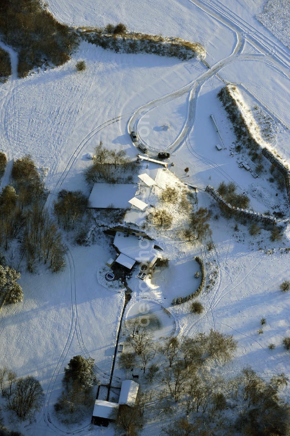 Aerial image Werneuchen - Zivile Nutzung / Konversion der alten Shelter / Flugzeughallen des winterlich, mit Schnee bedeckten Flugplatzes Werneuchen. Der Flugplatz diente seit den 1930er Jahren als Fliegerhorst und wurde danach von der Sowjetarmee als Flugplatz für Jagdbomber genutzt. Civilian use of the facilities of the winterly with snow-covered airfield Werneuchen.