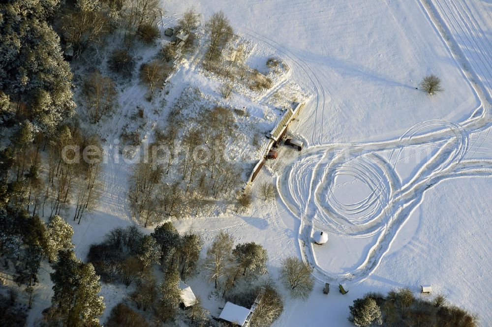 Werneuchen from above - Zivile Nutzung / Konversion der alten Shelter / Flugzeughallen des winterlich, mit Schnee bedeckten Flugplatzes Werneuchen. Der Flugplatz diente seit den 1930er Jahren als Fliegerhorst und wurde danach von der Sowjetarmee als Flugplatz für Jagdbomber genutzt. Civilian use of the facilities of the winterly with snow-covered airfield Werneuchen.