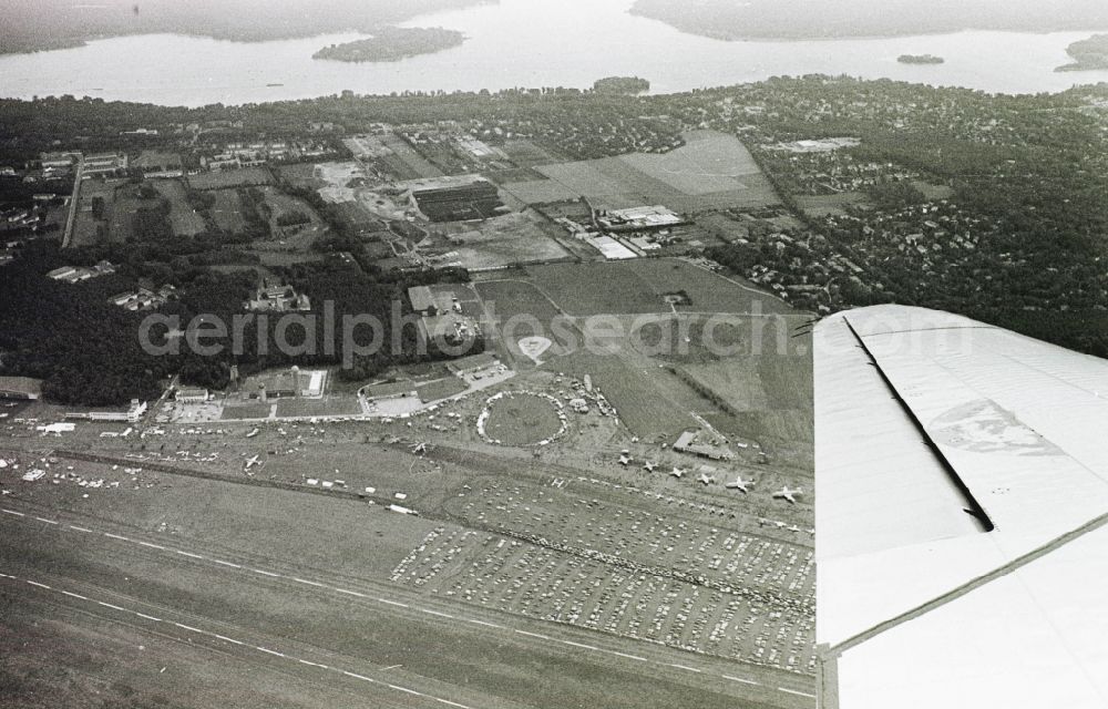 Berlin from above - Airfield party on Museum building ensemble Militaerhistorisches Museum der Bundeswehr - Flugplatz Berlin-Gatow in the district Bezirk Spandau in Berlin