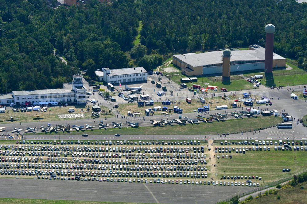 Berlin from the bird's eye view: Airfield party on Museum building ensemble Militaerhistorisches Museum der Bundeswehr - Flugplatz Berlin-Gatow in the district Bezirk Spandau in Berlin