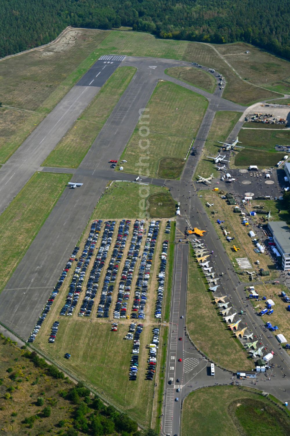 Berlin from the bird's eye view: Airfield party on Museum building ensemble Militaerhistorisches Museum der Bundeswehr - Flugplatz Berlin-Gatow in the district Bezirk Spandau in Berlin