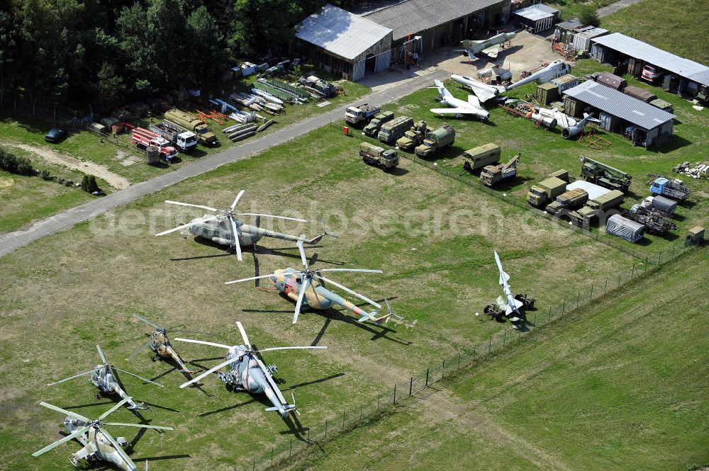 Aerial image Cottbus - Blick auf das Flugplatzmuseum auf dem Gelände des ehemaligen Flugplatzes. Auf einem Areal von über 20.000 Quadratmetern stehen Militärflugzeuge, Agrarflieger und Helikopter sowie Flugsicherungs- und Kfz-Technik aus der Geschichte der Luftfahrt. Alle Zeitabschnitte werden im Museum ausführlich in Bildern und Dokumenten präsentiert. View of the Airfield Museum on the site of the former airfield Cottbus. Covering an area of 20,000 square meters military aircrafts, agricultural aircraft and helicopters and also air traffic control and vehicle technology from the history of aviation are shown. All periods are presented in detail in the museum's images and documents.