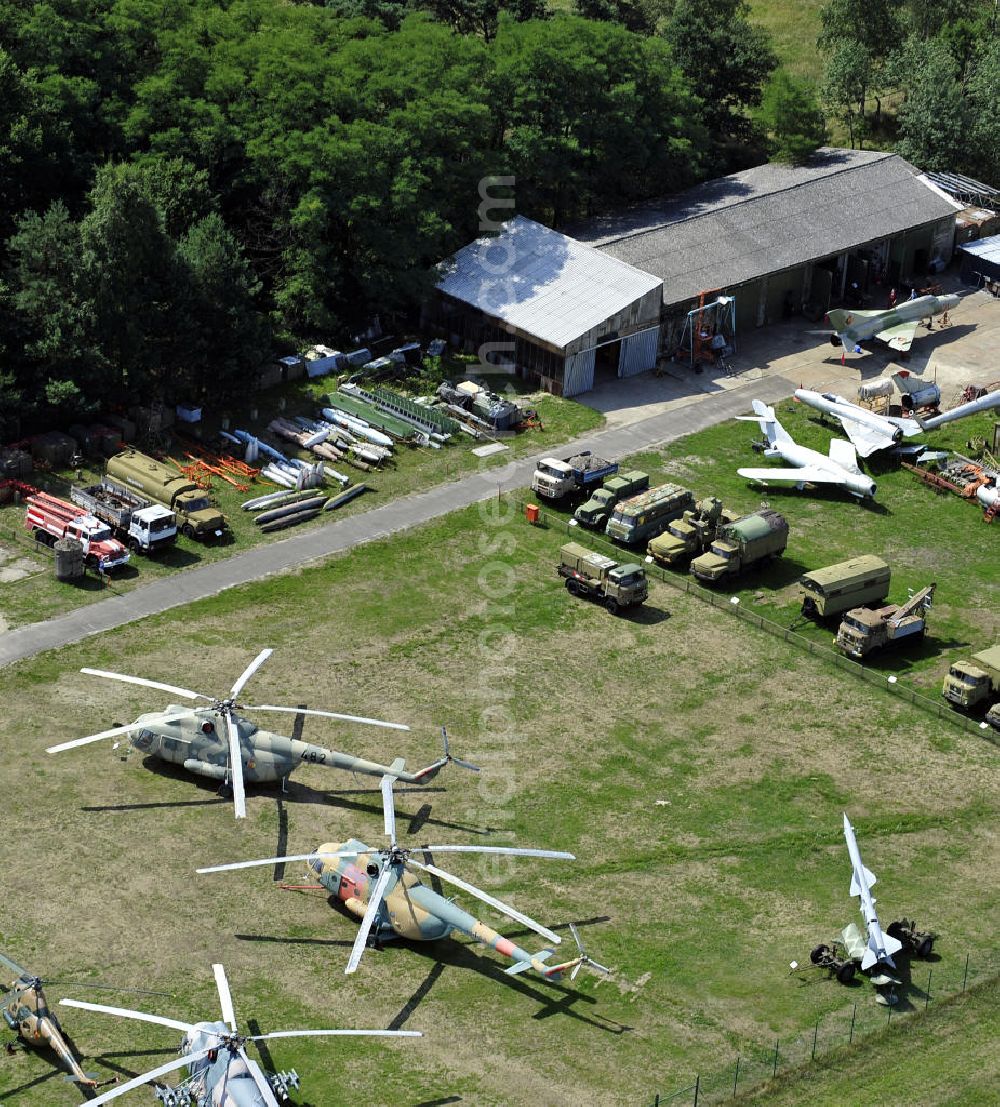 Aerial photograph Cottbus - Blick auf das Flugplatzmuseum auf dem Gelände des ehemaligen Flugplatzes. Auf einem Areal von über 20.000 Quadratmetern stehen Militärflugzeuge, Agrarflieger und Helikopter sowie Flugsicherungs- und Kfz-Technik aus der Geschichte der Luftfahrt. Alle Zeitabschnitte werden im Museum ausführlich in Bildern und Dokumenten präsentiert. View of the Airfield Museum on the site of the former airfield Cottbus. Covering an area of 20,000 square meters military aircrafts, agricultural aircraft and helicopters and also air traffic control and vehicle technology from the history of aviation are shown. All periods are presented in detail in the museum's images and documents.