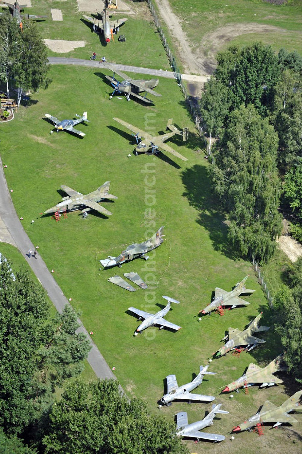 Cottbus from the bird's eye view: Blick auf das Flugplatzmuseum auf dem Gelände des ehemaligen Flugplatzes. Auf einem Areal von über 20.000 Quadratmetern stehen Militärflugzeuge, Agrarflieger und Helikopter sowie Flugsicherungs- und Kfz-Technik aus der Geschichte der Luftfahrt. Alle Zeitabschnitte werden im Museum ausführlich in Bildern und Dokumenten präsentiert. View of the Airfield Museum on the site of the former airfield Cottbus. Covering an area of 20,000 square meters military aircrafts, agricultural aircraft and helicopters and also air traffic control and vehicle technology from the history of aviation are shown. All periods are presented in detail in the museum's images and documents.